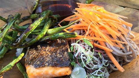 Nouilles de sarrasin et saumon grillé Nouilles de sarrasin et saumon grillé