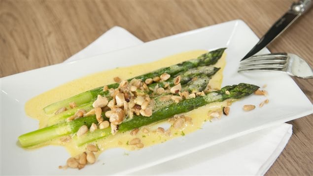 Asperges tournées, sabayon au miel et noix grillées torréfiées