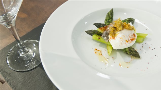 Salade d’asperges, œuf poché et gremolata Salade d’asperges, œuf poché et gremolata