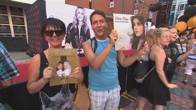 Des fans de Céline Dion se tiennent sur le tapis rouge et montrent des pochettes d'album de la chanteuse avant son spectacle au Centre Bell de Montréal, le 31 juillet 2016. Des fans de Céline Dion se tiennent sur le tapis rouge et montrent des pochettes d'album de la chanteuse avant son spectacle au Centre Bell de Montréal, le 31 juillet 2016.