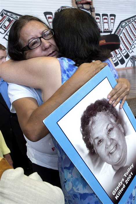 Bridget Tolley, dont la mère a été tuée en 2001, est consolée par une autre femme en marge de l'annonce du mandat de l'Enquête nationale. Bridget Tolley, dont la mère a été tuée en 2001, est consolée par une autre femme en marge de l'annonce du mandat de l'Enquête nationale.