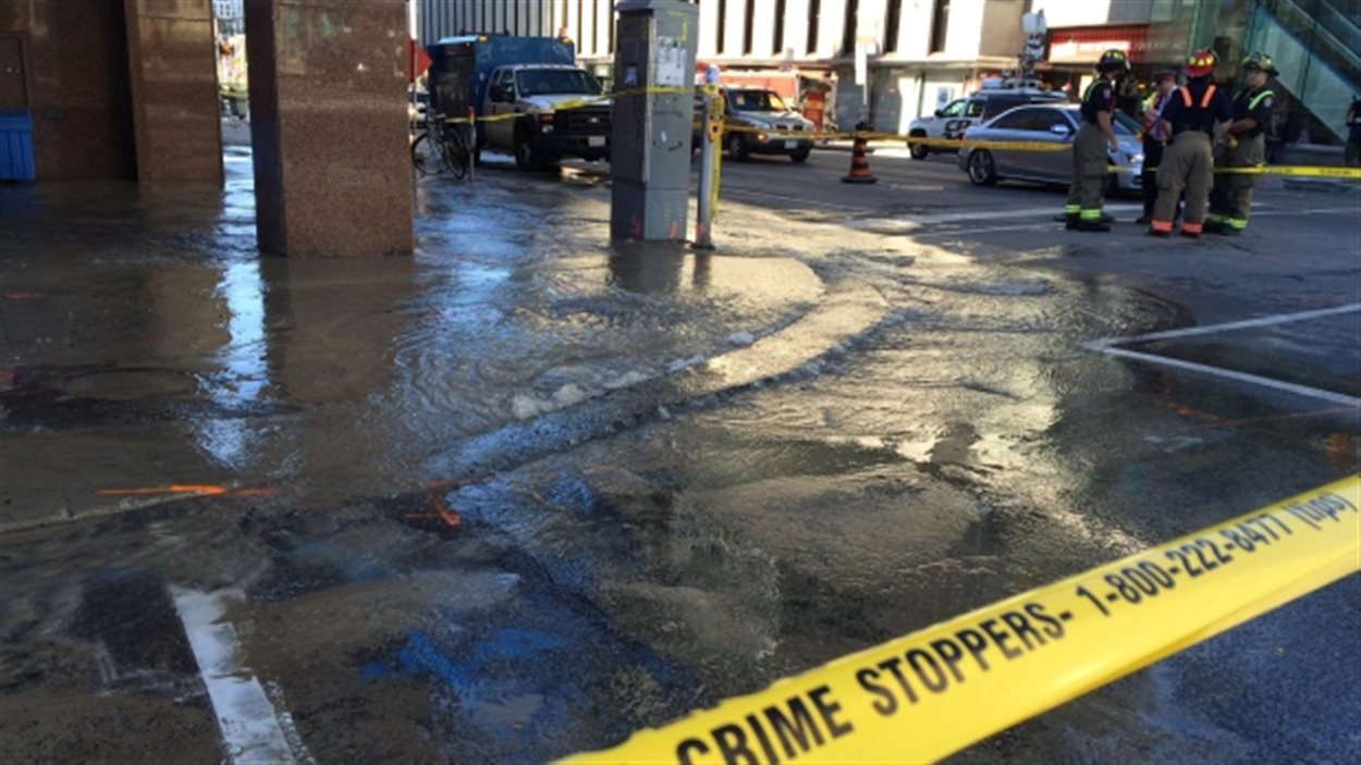 Inondation au coin des rues Yonge et Eglinton Inondation au coin des rues Yonge et Eglinton