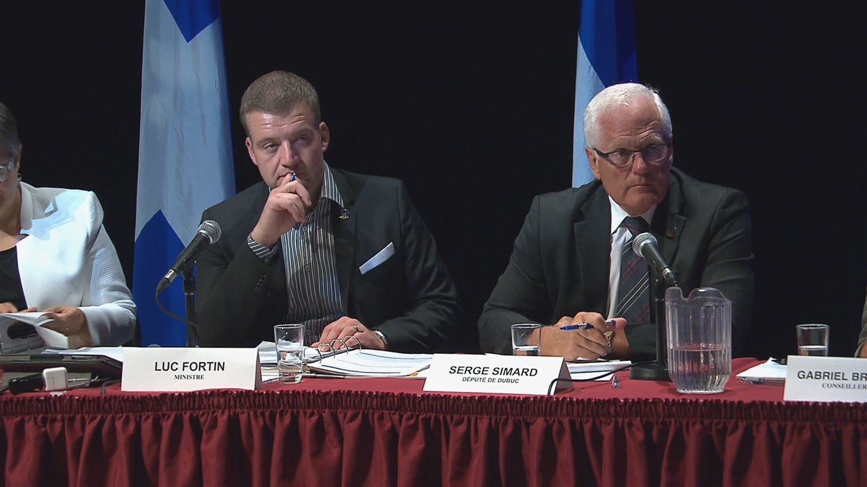 Le ministre de la Culture et des Communications du Québec, Luc Fortin, et le député de Dubuc, Serge Simard, lors de la consultation publique à Saguenay, le 8 août 2016. Le ministre de la Culture et des Communications du Québec, Luc Fortin, et le député de Dubuc, Serge Simard, lors de la consultation publique à Saguenay, le 8 août 2016.