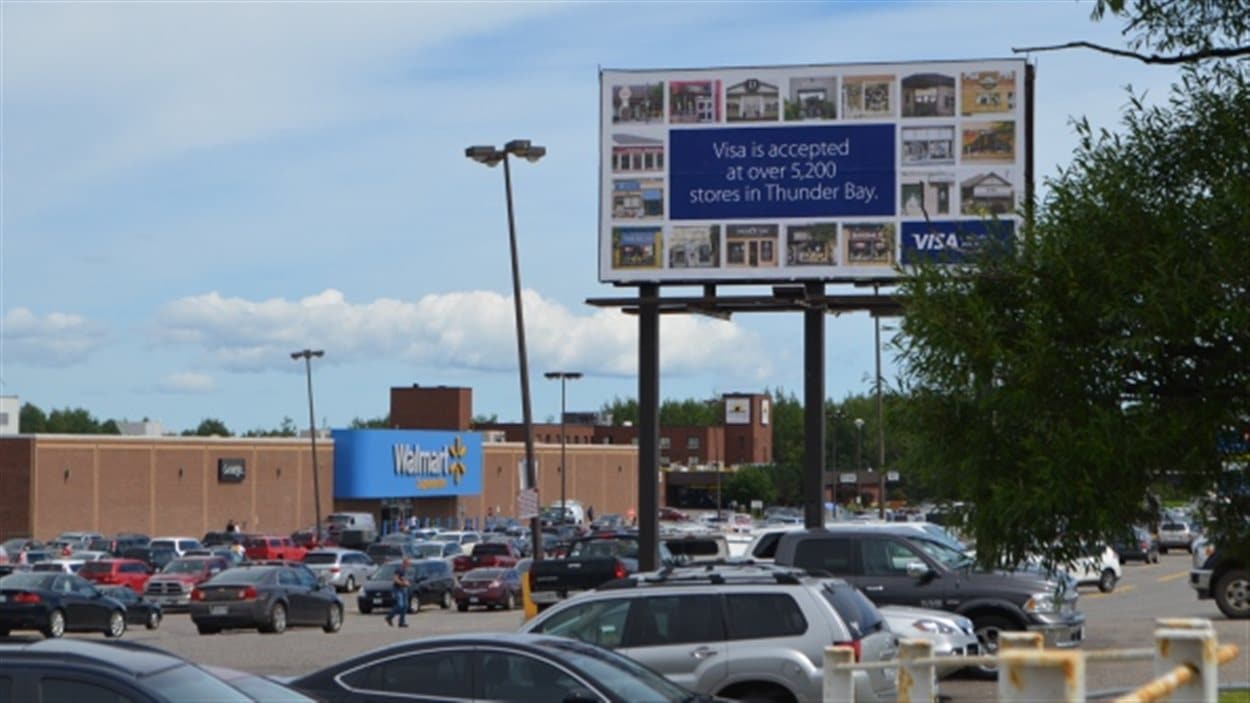 Visa lance une campagne publicitaire pour encourager ses consommateurs à dépenser ailleurs que chez Walmart à Thunder Bay. Visa lance une campagne publicitaire pour encourager ses consommateurs à dépenser ailleurs que chez Walmart à Thunder Bay.