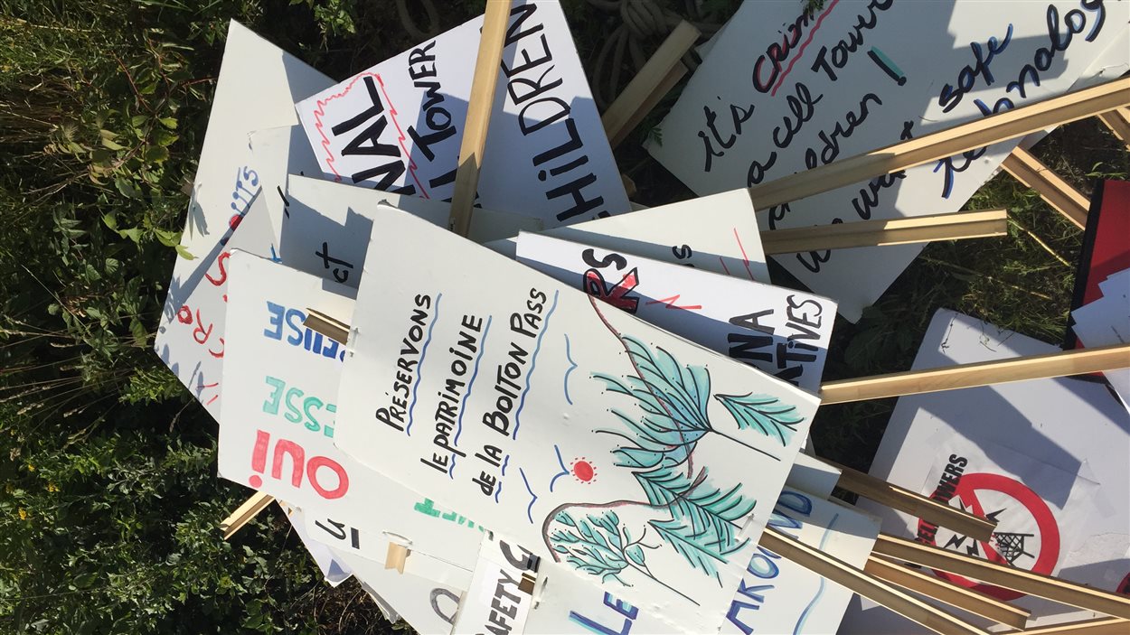 Les manifestants avaient eux plusieurs pancartes dénonçant le projet de tour. Les manifestants avaient eux plusieurs pancartes dénonçant le projet de tour.