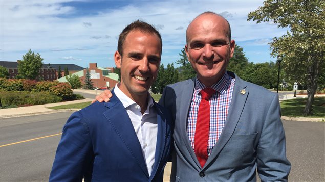 Le secrétaire parlementaire responsable des langues officielles, Randy Boissonnault, et le député de Fredericton, Matt DeCourcey Le secrétaire parlementaire responsable des langues officielles, Randy Boissonnault, et le député de Fredericton, Matt DeCourcey
