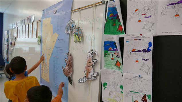 L'école Riverbend Community School offre des programmes bilingues en langues autochtones. L'école Riverbend Community School offre des programmes bilingues en langues autochtones.