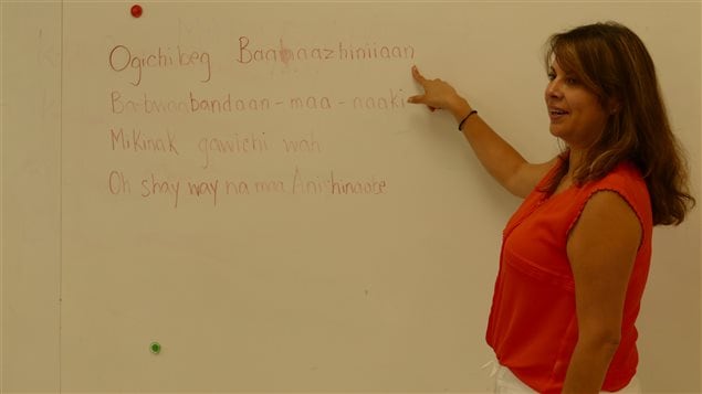 Rebecca Chartrand explique les paroles d'une chanson en langue ojibwée. Rebecca Chartrand explique les paroles d'une chanson en langue ojibwée.