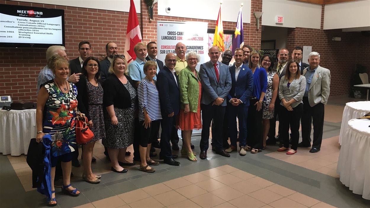 La majorité des représentants présents lors de la table ronde sur les la langues officielles étaient divers groupes acadiens et francophones du Nouveau-Brunswick. La majorité des représentants présents lors de la table ronde sur les la langues officielles étaient divers groupes acadiens et francophones du Nouveau-Brunswick.