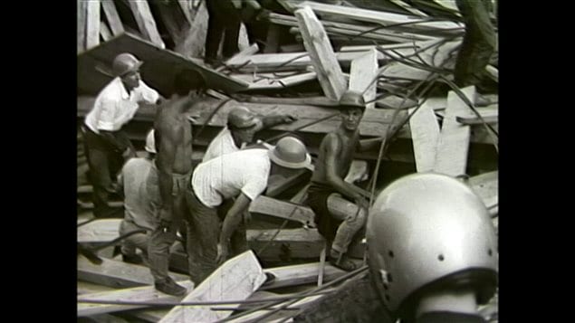 Des travailleurs tentent de porter secours aux victimes lors de l'effondrement du 10 août 1966. Des travailleurs tentent de porter secours aux victimes lors de l'effondrement du 10 août 1966.