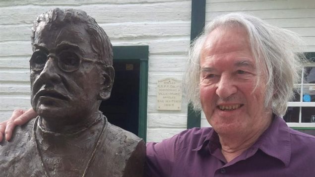 L'artiste Philippe Scrive et sa sculpture du frère Moffet L'artiste Philippe Scrive et sa sculpture du frère Moffet