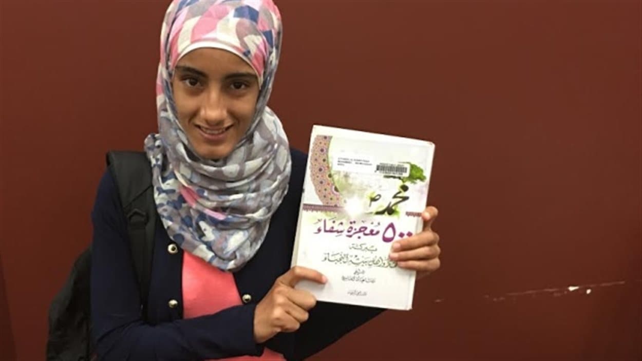 Les jeunes réfugiés syriens ont rarement eu accès à l'école pendant la guerre en Syrie et les bibliothèques permettent de rattraper ce temps perdu. Les jeunes réfugiés syriens ont rarement eu accès à l'école pendant la guerre en Syrie et les bibliothèques permettent de rattraper ce temps perdu.