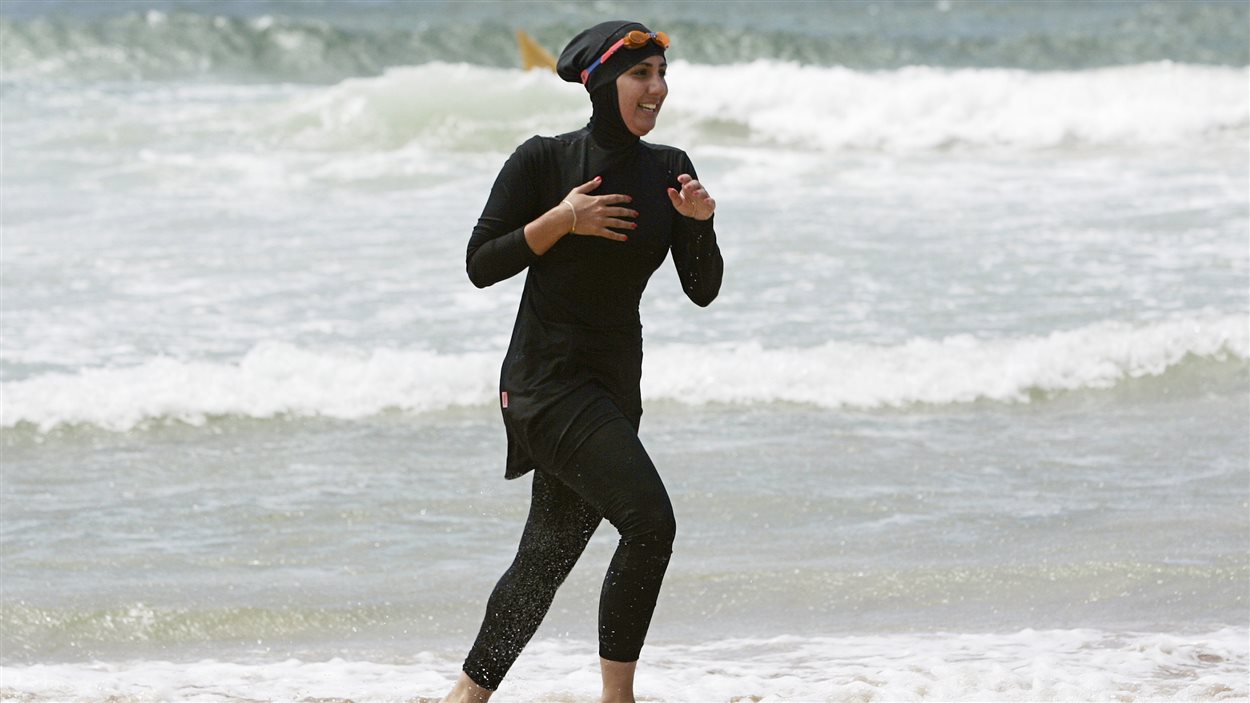 Une jeune femme porte le burkini sur la plage North Cronulla à Sydney en 2007. Une jeune femme porte le burkini sur la plage North Cronulla à Sydney en 2007.