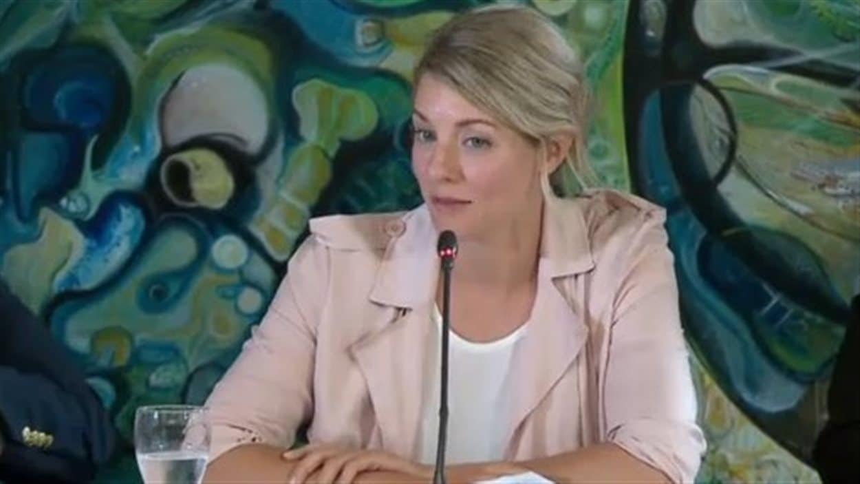 La ministre du Patrimoine canadien, Mélanie Joly en consultation sur les langues officielles à Moncton au Nouveau-Brunswick. La ministre du Patrimoine canadien, Mélanie Joly en consultation sur les langues officielles à Moncton au Nouveau-Brunswick.