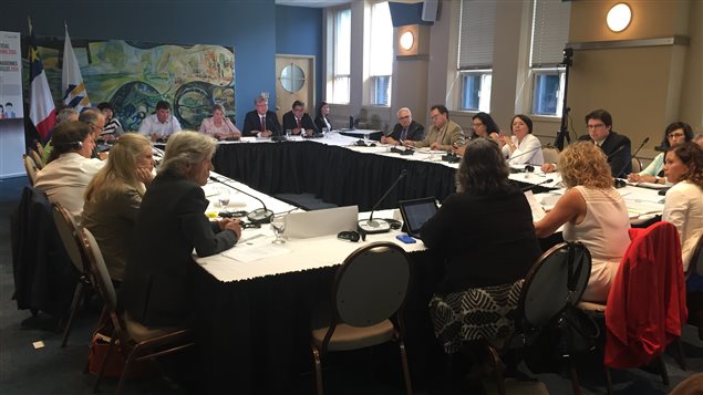 Porte-parole d'organismes autour d'une table Porte-parole d'organismes autour d'une table
