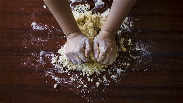Mains qui pétrissent de la pâte
