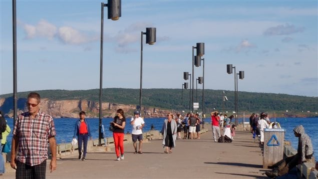 Touristes sur le quai de Percé Touristes sur le quai de Percé