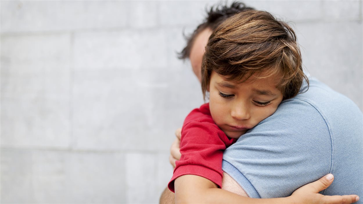 Un père dit au revoir à son fils. Un père dit au revoir à son fils.
