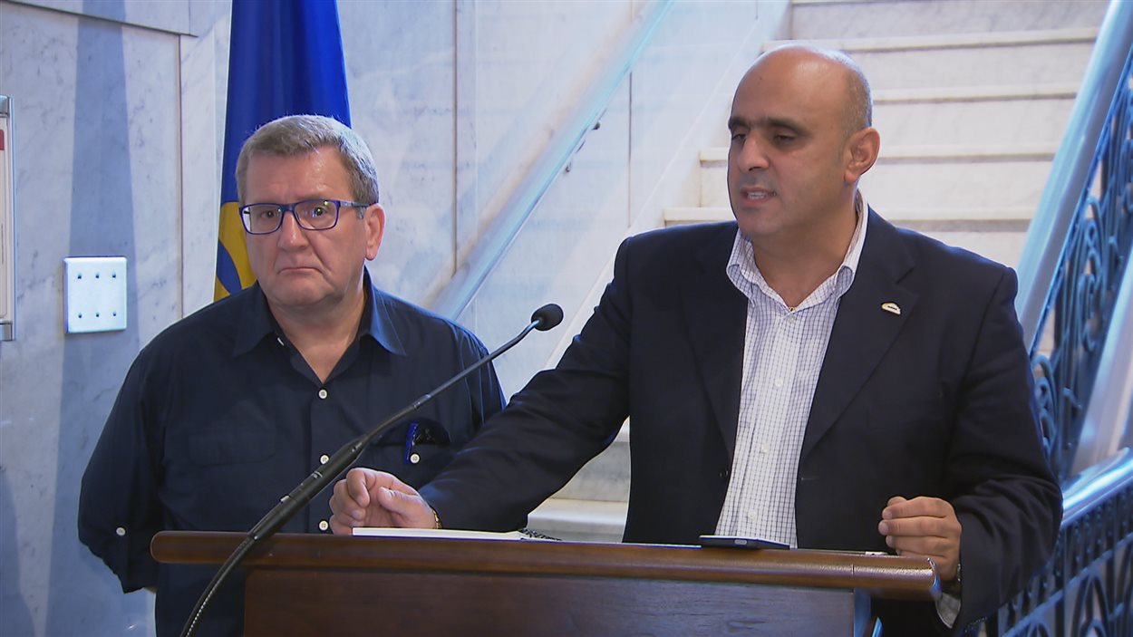 Le maire de Québec, Régis Labeaume et le porte-parole du Regroupement des intermédiaires de taxi de Québec, Abdallah Homsy Le maire de Québec, Régis Labeaume et le porte-parole du Regroupement des intermédiaires de taxi de Québec, Abdallah Homsy
