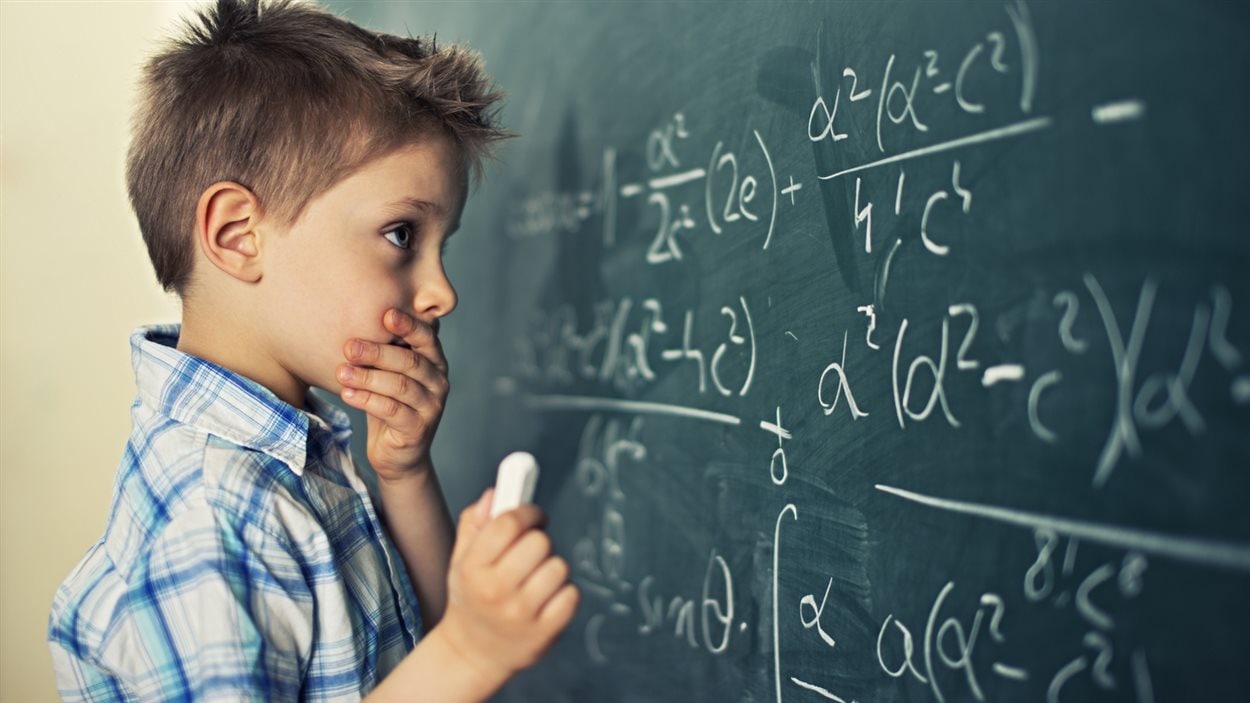 Un enfant devant un problème mathématique Un enfant devant un problème mathématique
