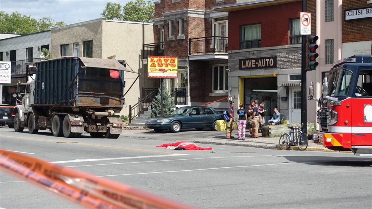 Le décès de la femme de 24 ans a été constaté sur les lieux de l’accident, indique le SPVM. Le décès de la femme de 24 ans a été constaté sur les lieux de l’accident, indique le SPVM.