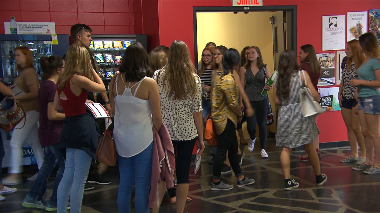 Des cégépiens réunis pour la rentrée scolaire dans une aire de restauration d'un cégep. Des cégépiens réunis pour la rentrée scolaire dans une aire de restauration d'un cégep.