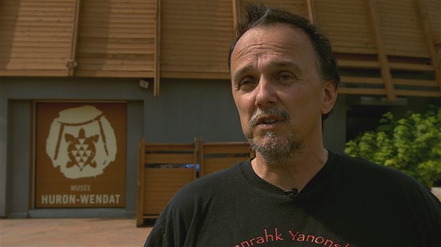 Michel Savard, le responsable des collections au Musée huron-wendat, se dit ravi d'avoir reçu ce don. Michel Savard, le responsable des collections au Musée huron-wendat, se dit ravi d'avoir reçu ce don.
