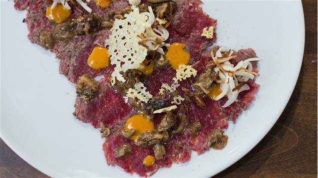 Carpaccio de bison style tataki au jus de viande et champignons, beurre d’argousier et tuiles de Tête à Papineau