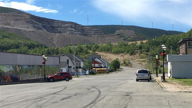 Rue de Murdochville. Éoliennes sur la montagne derrière. Rue de Murdochville. Éoliennes sur la montagne derrière.