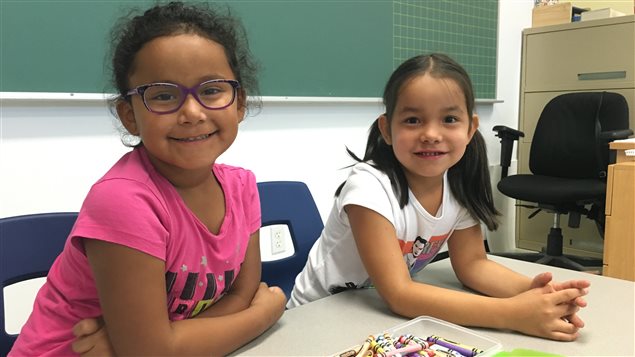 Elizabeth et Aby sont fébriles à leur première journée en classe. Elizabeth et Aby sont fébriles à leur première journée en classe.
