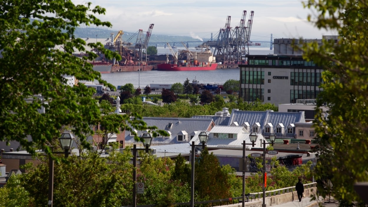 Le port de Québec vu de la Haute-Ville. Le port de Québec vu de la Haute-Ville.