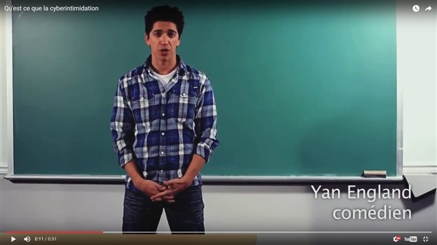 Dans une vidéo reliée au projet + Fort, Yan England explique ce qu'est la cyberintimidation. Dans une vidéo reliée au projet + Fort, Yan England explique ce qu'est la cyberintimidation.