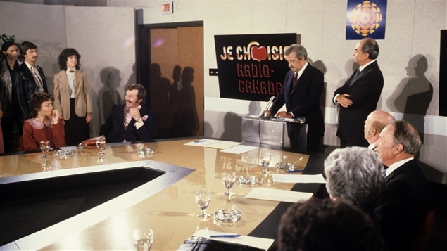 Dans une salle de conférence pour le lancement de la nouvelle saison (affiche Dans une salle de conférence pour le lancement de la nouvelle saison (affiche