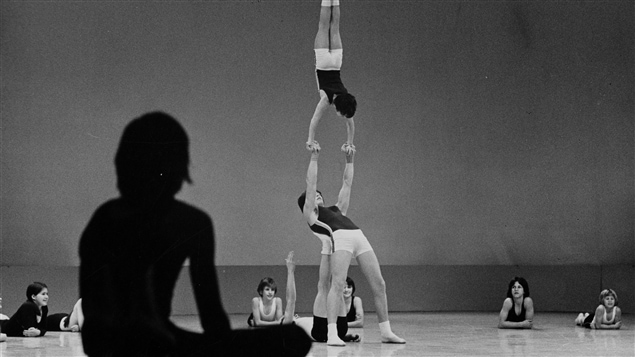 Gymnastes du club de gymnastique acrobatique Les Voltigeurs de Saint-Hyacinthe, en action. Gymnastes du club de gymnastique acrobatique Les Voltigeurs de Saint-Hyacinthe, en action.