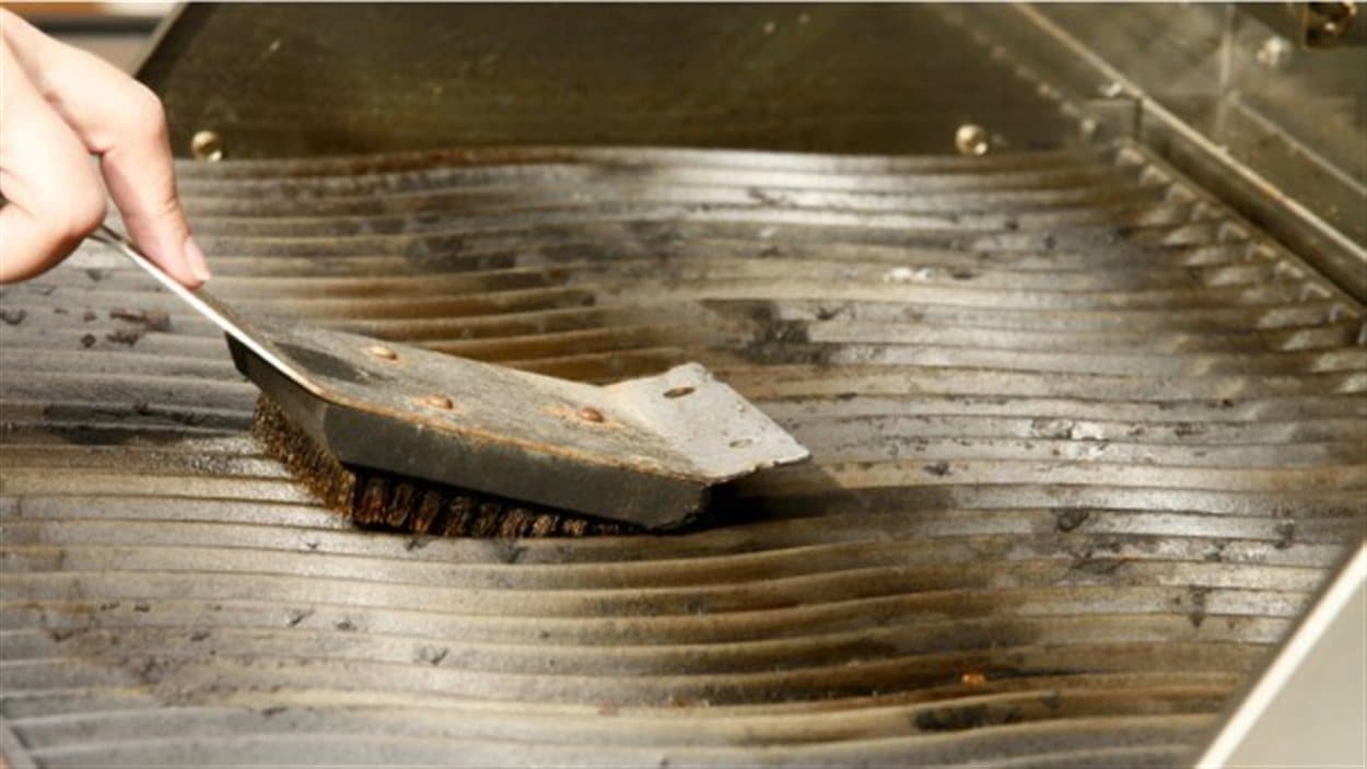 Une simple brosse à barbecue en métal peut vous mener à l'hôpital Une simple brosse à barbecue en métal peut vous mener à l'hôpital