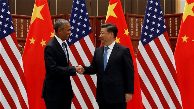 Le président américain Barack Obama serre la main du président chinois Xi Jinping.