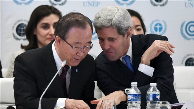 Le secrétaire d'État américain John Kerry discute avec l'ancien secrétaire général des Nations unies Ban Ki-Moon pendant un événement de la Conférence de Paris sur le climat. Le secrétaire d'État américain John Kerry discute avec l'ancien secrétaire général des Nations unies Ban Ki-Moon pendant un événement de la Conférence de Paris sur le climat.