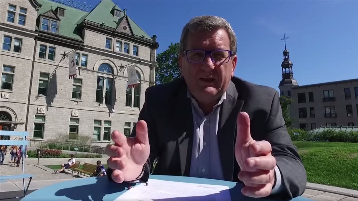 Le maire de Québec et président d'Équipe Labeaume lance une consultation publique sur le web. Le maire de Québec et président d'Équipe Labeaume lance une consultation publique sur le web.