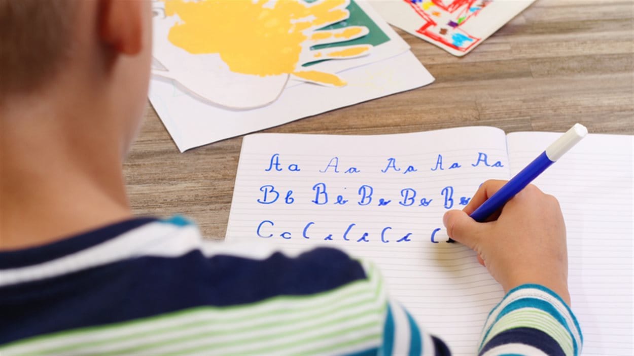 Dans de plus en plus d'écoles, on apprend aux enfants uniquement l'écriture cursive. Dans de plus en plus d'écoles, on apprend aux enfants uniquement l'écriture cursive.