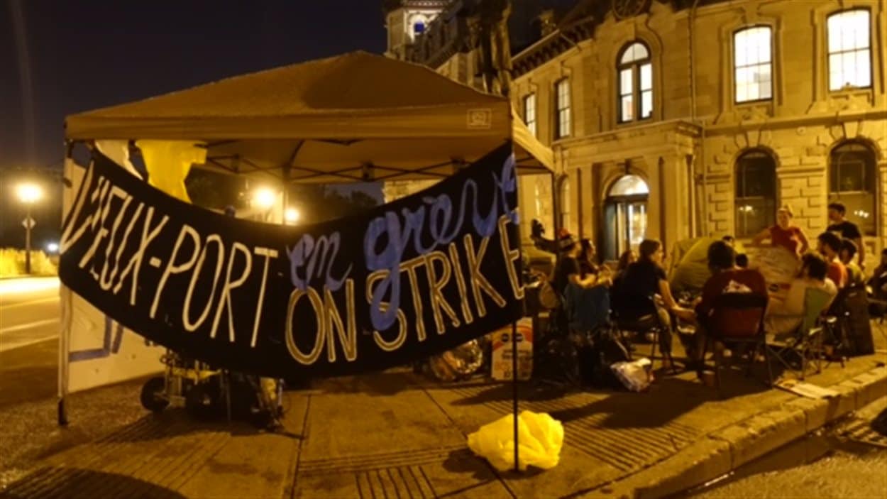 Le campement des grévistes a été érigé au 333 rue de la Commune ouest, dans le Vieux-Port de Montréal.
Le campement des grévistes a été érigé au 333 rue de la Commune ouest, dans le Vieux-Port de Montréal.