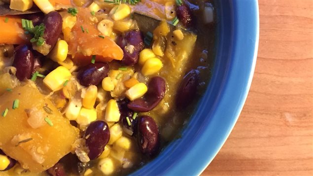 Un plat de courge, maïs et haricots