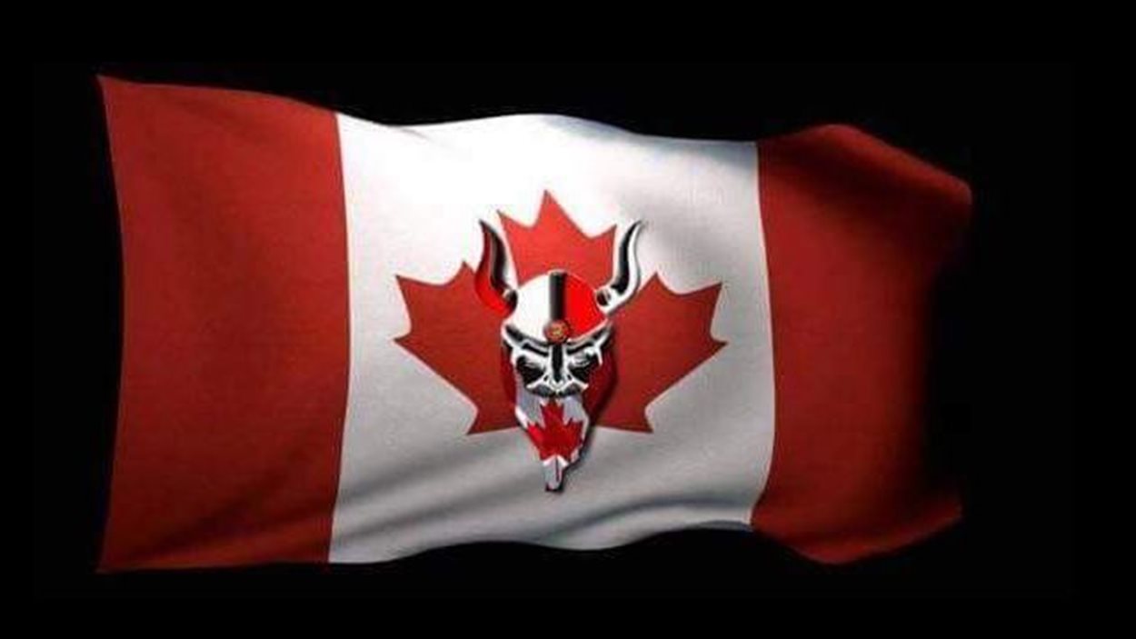 Le drapeau du groupe suprémaciste finlandais Soldiers of Odin. Le drapeau du groupe suprémaciste finlandais Soldiers of Odin.