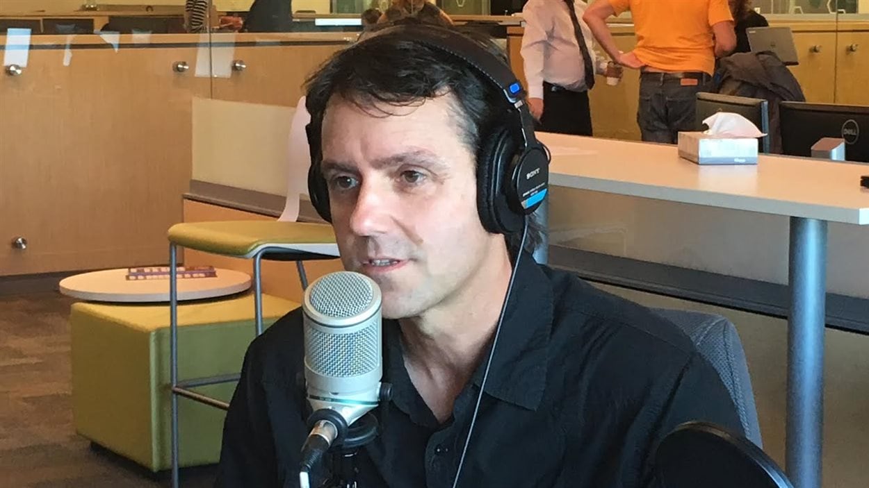 Laurie LeBlanc au micro de l'émission Le Réveil du N.-B., de Radio-Canada Acadie Laurie LeBlanc au micro de l'émission Le Réveil du N.-B., de Radio-Canada Acadie