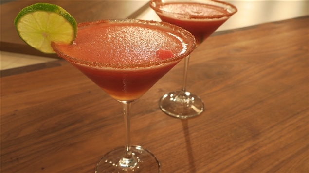 Une margarita agrémentée d'une tranche de lime Une margarita agrémentée d'une tranche de lime