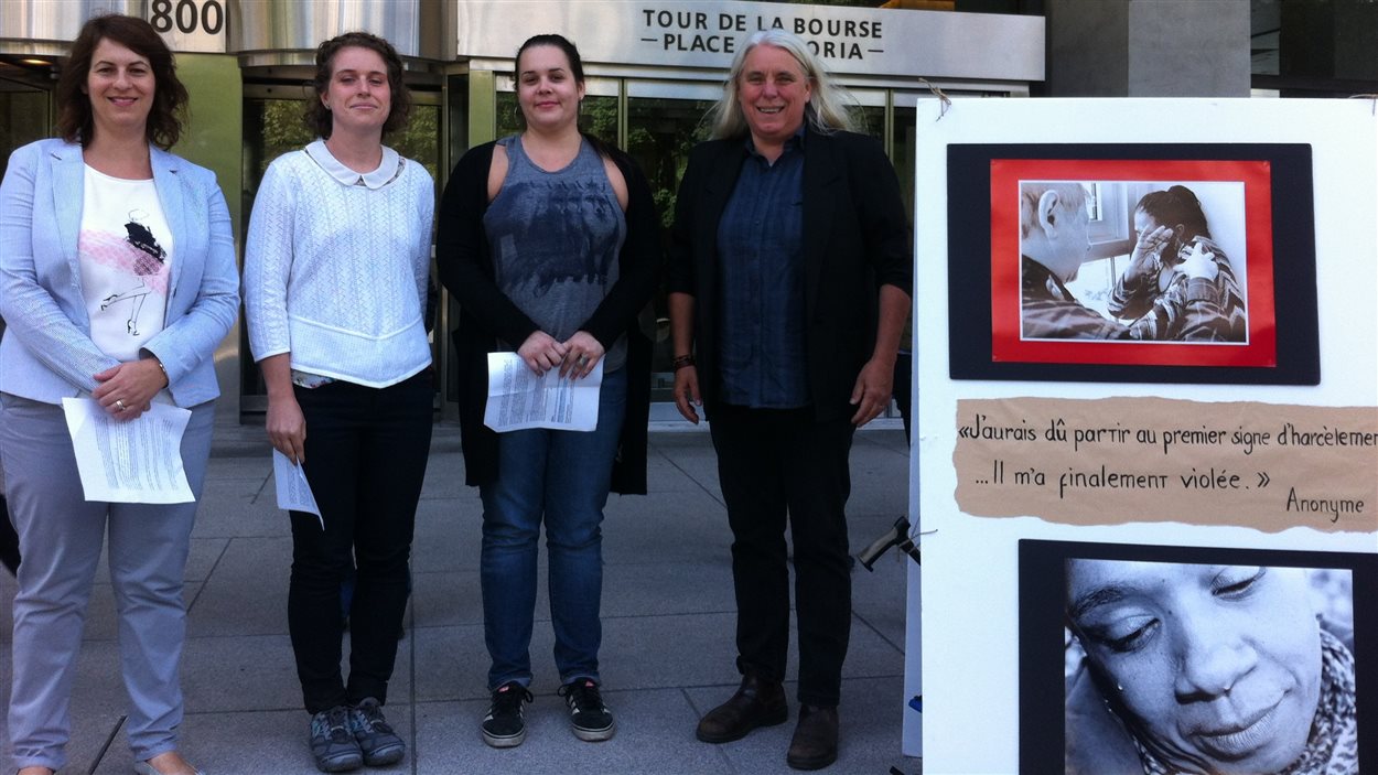 De gauche à droite : Dominique Raptis, intervenante sociale au CALACS de l’Ouest de l’île, Marie-Ève Desroches, du Centre d'éducation et d'action des femmes de Montréal, Marie-Ève Lemire, du FRAPRU, et Manon Massé, députée de Sainte-Marie-Saint-Jacques De gauche à droite : Dominique Raptis, intervenante sociale au CALACS de l’Ouest de l’île, Marie-Ève Desroches, du Centre d'éducation et d'action des femmes de Montréal, Marie-Ève Lemire, du FRAPRU, et Manon Massé, députée de Sainte-Marie-Saint-Jacques