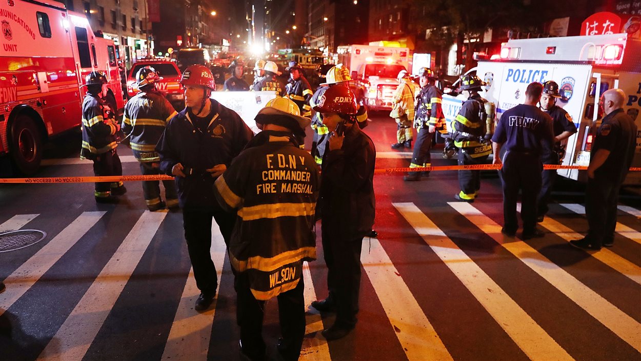 La police, les pompiers et les ambulanciers sont sur les lieux de l'explosion, dans le quartier de Chelsea, à New York. La police, les pompiers et les ambulanciers sont sur les lieux de l'explosion, dans le quartier de Chelsea, à New York.