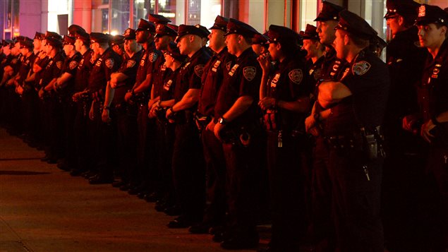 Des policiers de New York arrivent pour exercer une surveillance près du lieu de l'explosion. Des policiers de New York arrivent pour exercer une surveillance près du lieu de l'explosion.