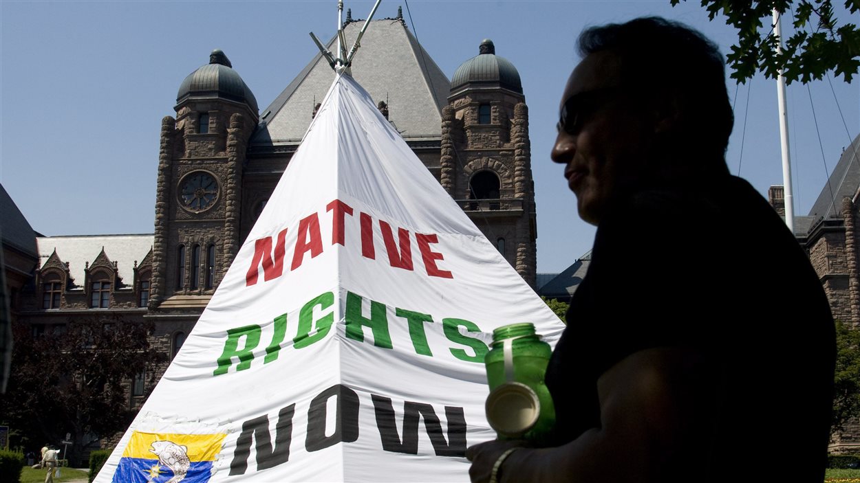 Manifestation de membres de la réserve de Grassy Narrows devant l'Assemblée législative à Toronto (archives) Manifestation de membres de la réserve de Grassy Narrows devant l'Assemblée législative à Toronto (archives)