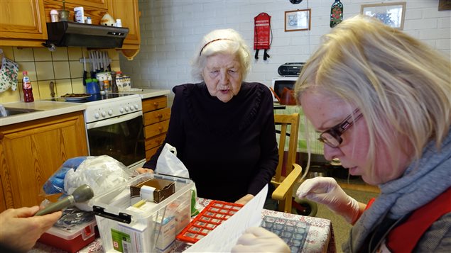 L'infirmière Sari Aaltonen rend visite à Maria. L'infirmière Sari Aaltonen rend visite à Maria.