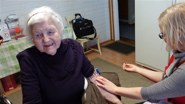L'infirmière Sari Aaltonen fait une prise de sang à Maria. L'infirmière Sari Aaltonen fait une prise de sang à Maria.
